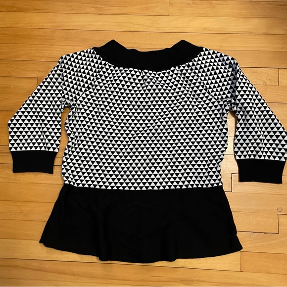 White House Black Market size xl sweater. Fits like a large. Excellent condition - Picture 2 of 4